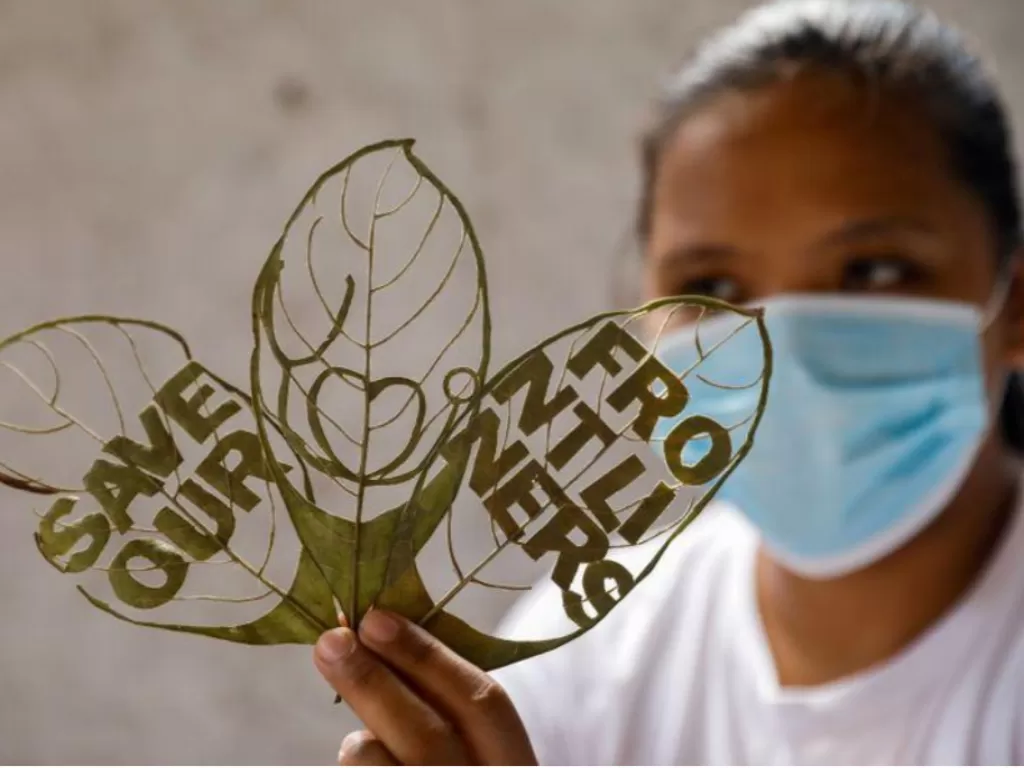 Wanita di Filipina kembangkan usaha seni daun pasca di-PHK akibat Corona. (REUTERS//Eloisa Lopez)