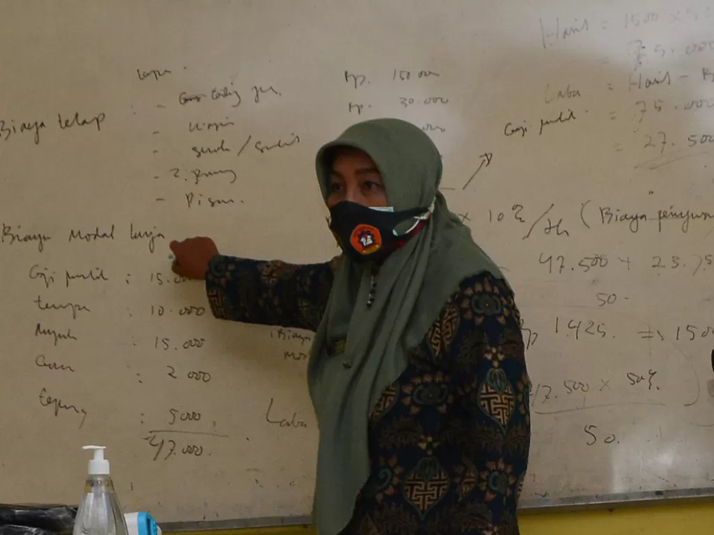 Seorang guru menjelaskan pelajaran (ANTARA FOTO/Syaiful Arif)