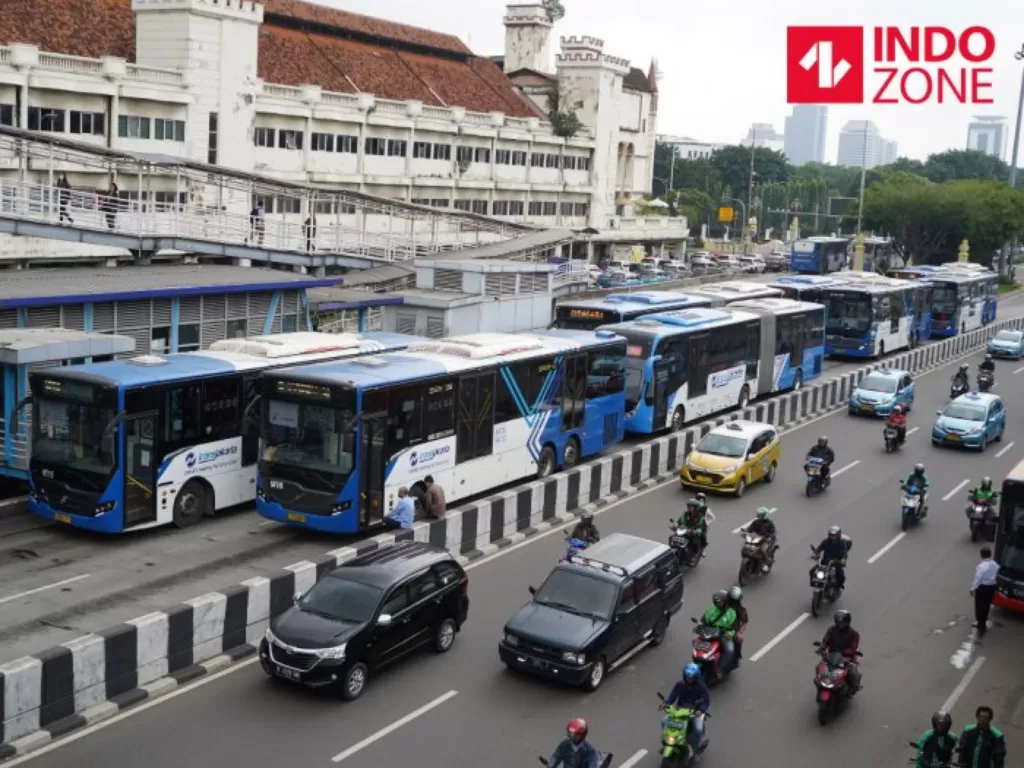 Ilustrasi sejumlah bus transjakarta berhenti di Halte Harmoni, Jakarta, Rabu (5/2/2020). (INDOZONE/Arya Manggala)
