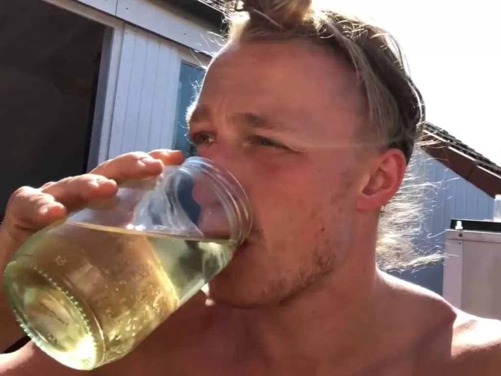YouTuber mengaku Minum air urine untuk kesehatan. (Screenshot)