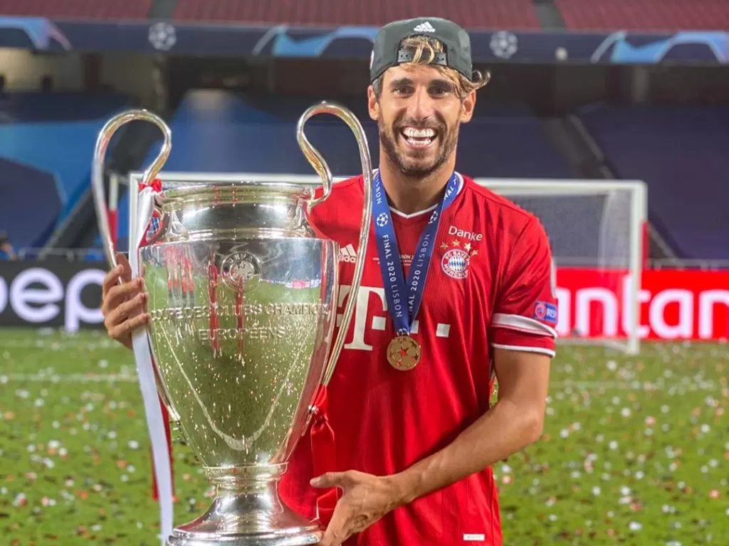 Javi Martinez saat mengangkat trofi Liga Champions 2019/2020 berkostum Bayern Munich. (photo/Instagram/@javi8martinez)