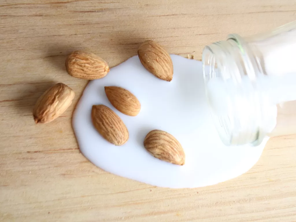 Ilustrasi susu almond (Pixabay/Jennyleenaguirre)