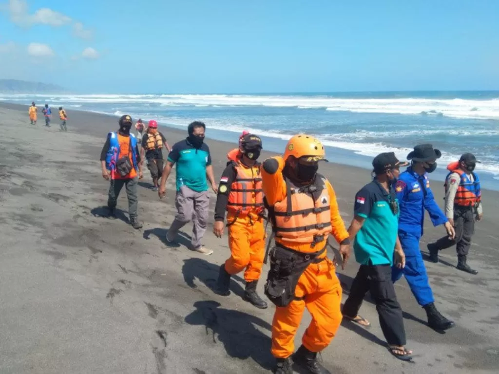 Tim SAR gabungan berusaha mencari Faran Diva Bahtyarta (18 tahun), mahasiswa asal Kabupaten Madiun, yang terseret ombak Pantai Parangtritis. (Humas Basarnas)