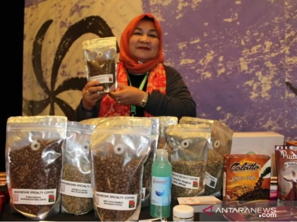 Delima HA Darmawan Ketua Umum Gabungan Perusahaan Perkebunan Indonesia menunjukkan salah satu produk kopi yang dilirik oleh negara-negara Pasifik pada ajang Pacific Exposition 2019 di Auckland (ANTARA News Papua / Hendrina Dian Kandipi)