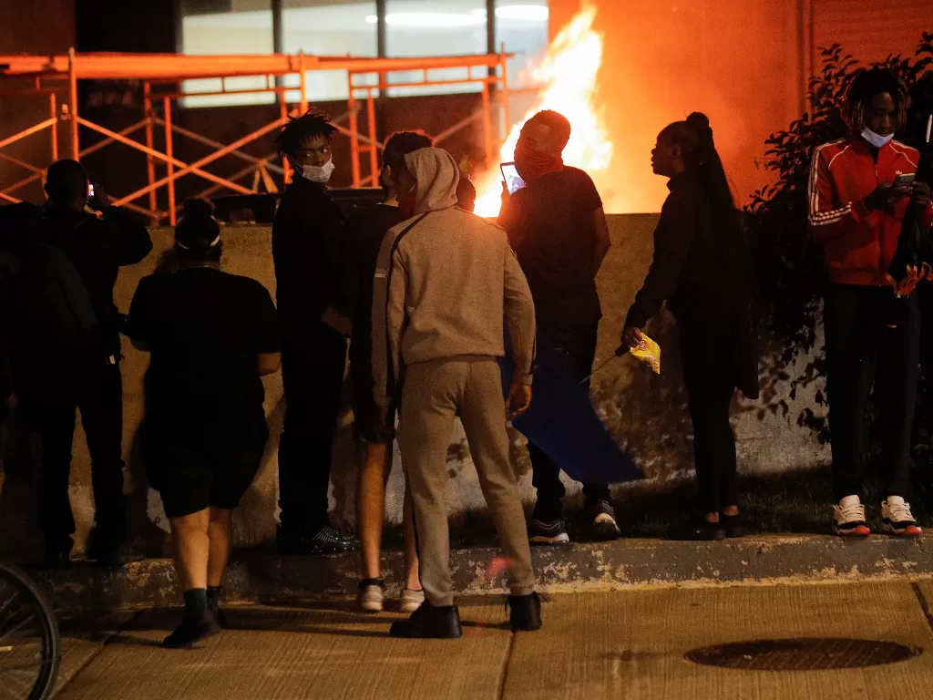 Demonstran berkumpul untuk menyaksikan kebakaran selama protes atas kematian seorang pria kulit hitam, Daniel Prude (REUTERS/Brendan McDermid)