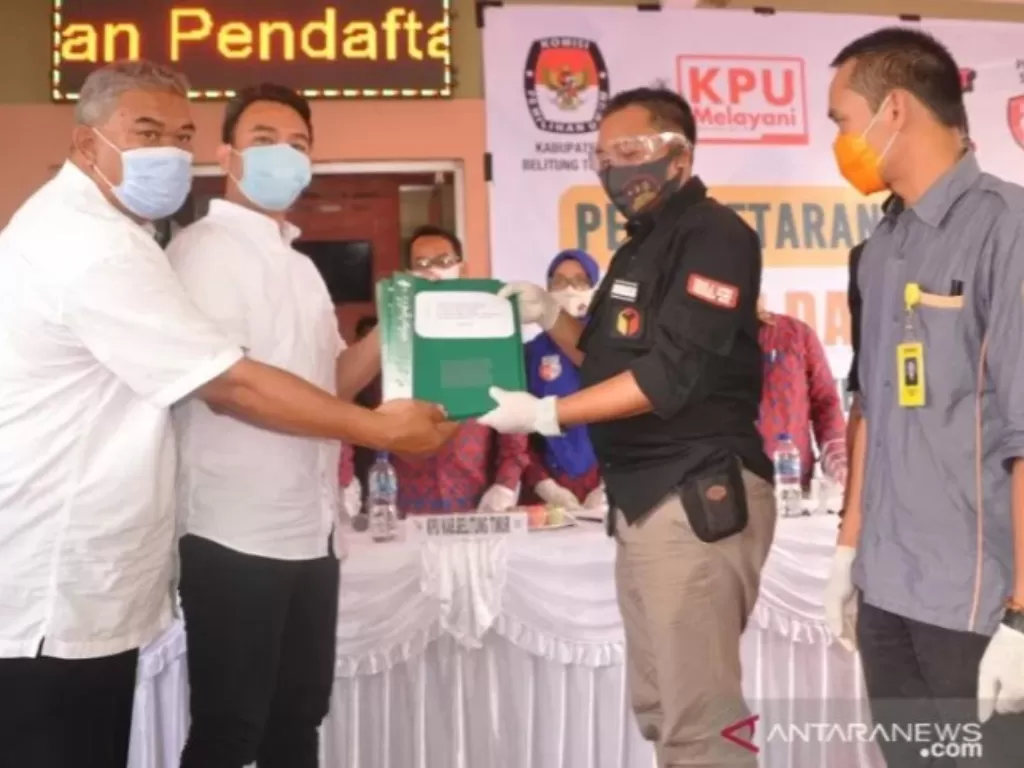Yuri Kemal Padlullah, anak Yusril Ihza Mahendra mendaftar di KPU Belitung Timur untuk menjadi peserta Pilkada 2020, di Belitung, Bangka Belitung, Minggu (6/9/2020). (ANTARA/Ahmadi)