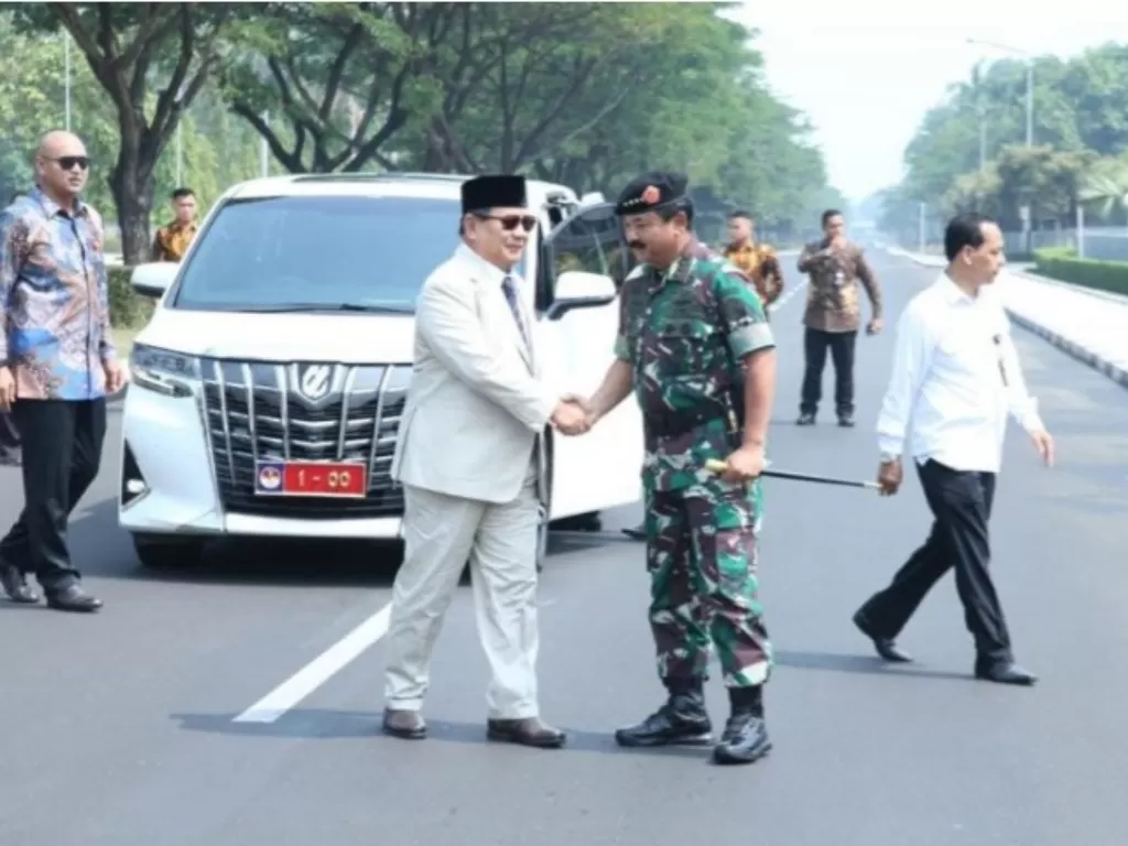Menteri Pertahanan Prabowo Subianto saat disambut oleh Panglima TNI Marsekal TNI Hadi Tjahjanto ketika tiba di Mabes TNI Cilangkap, Jakarta Timur, Rabu (30/10/2019). (ANTARA/Biro Humas Kemhan/pri)
