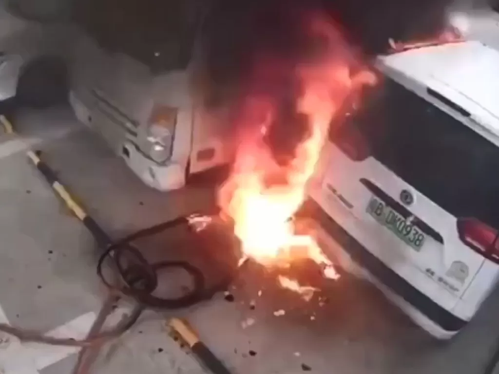 Momen saat mobil listrik terbakar dan meledak (photo/YouTube/ebike dady)