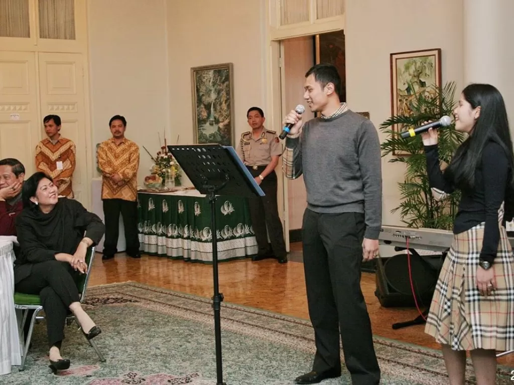 Potret AHY saat nyanyi bareng istri. (Instagram/@agusyudhoyono)