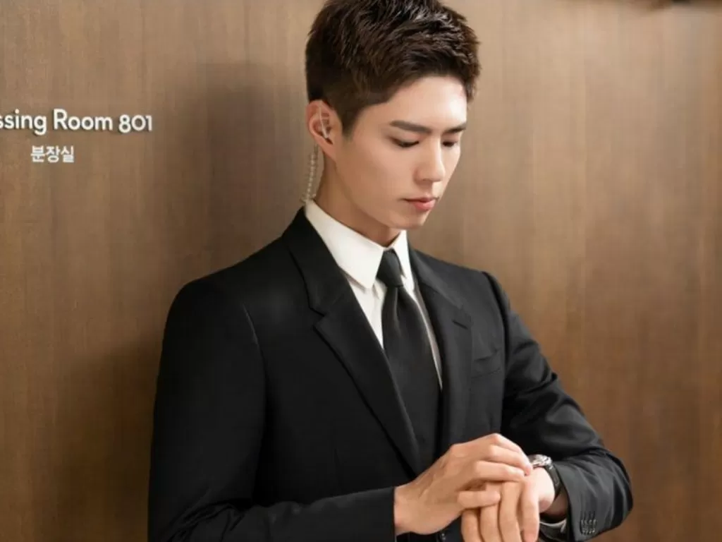 Park Bo Gum menjadi bodyguard dalam drama Record of Youth. (tvN)