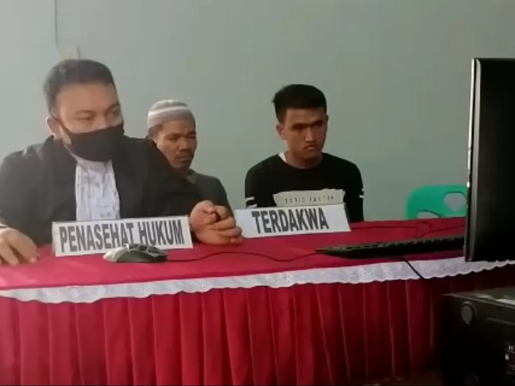 Dua terdakwa kurir ganja 250 kilogram, Dapot dan Boja, bersama kuasa hukum mereka saat mendengarkan vonis Majelis Hakim Pengadilan Negeri Padangsidimpuan yang digelar secara virtual, Senin (7/9/2020). (Nanda Fahriza Batubara)