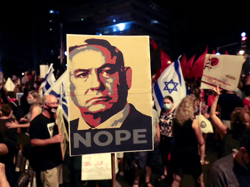 Sebuah plakat dengan gambar Perdana Menteri Israel Benjamin Netanyahu (REUTERS/Ammar Awad)