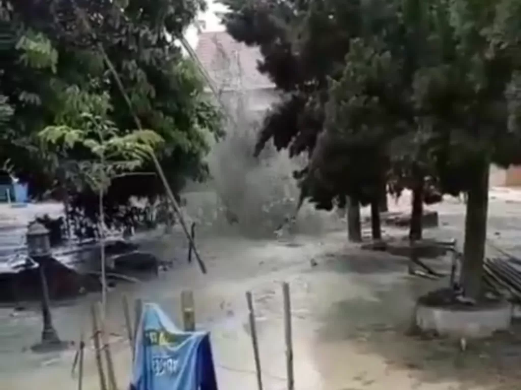 Ledakan dan semburan lumpur di bekasi. (Instagram/@bekasi_info).