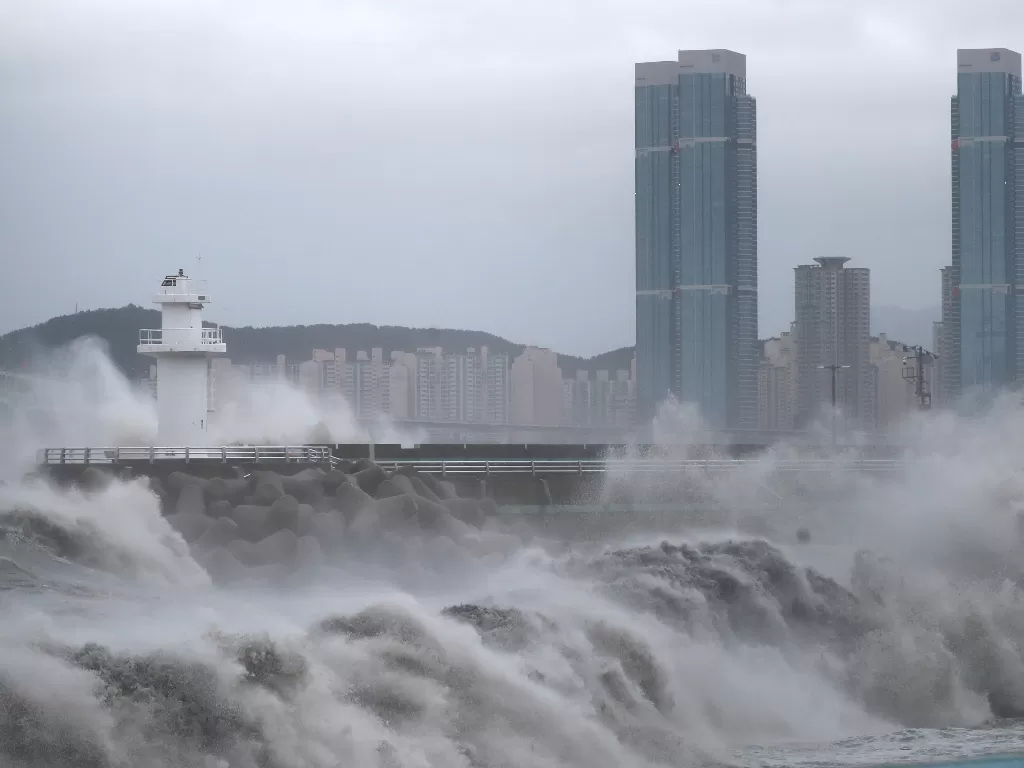 Gelombang tinggi yang disebabkan oleh topan Haishen menabrak tembok laut di Busan, Korea Selatan (REUTERS/YONHAP NEWS AGENCY)