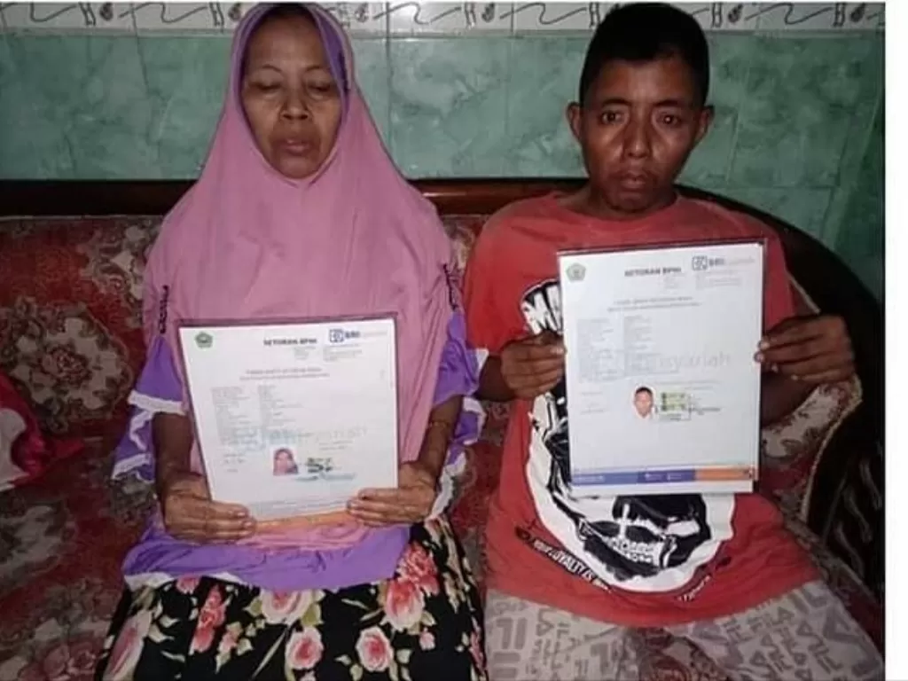 Slamet Effendy (30) dan ibunya, Atmina (57), menunjukkan bukti pendaftaran haji mereka. (Ist)
