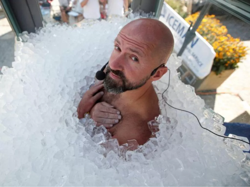 Pria Austria pecahkan rekor berendam dalam es selama 2 jam lebih. (REUTERS/Leonhard Foeger)