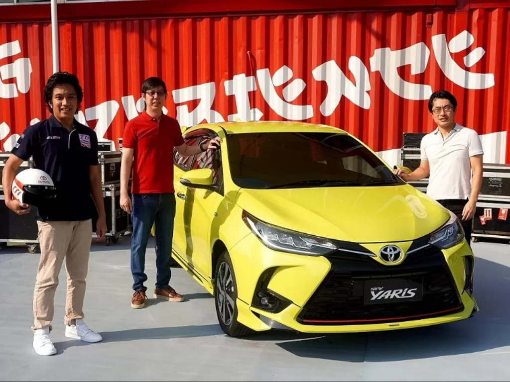 Petinggi dan pembalap Toyota bersama New Yaris dalam sesi test drive. (Toyota)