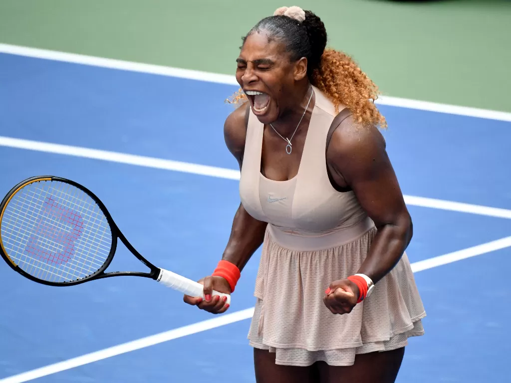 Serena Williams dari Amerika Serikat merayakan setelah match point melawan Maria Sakkari dari Yunani (REUTERS/Danielle Parhizkaran)