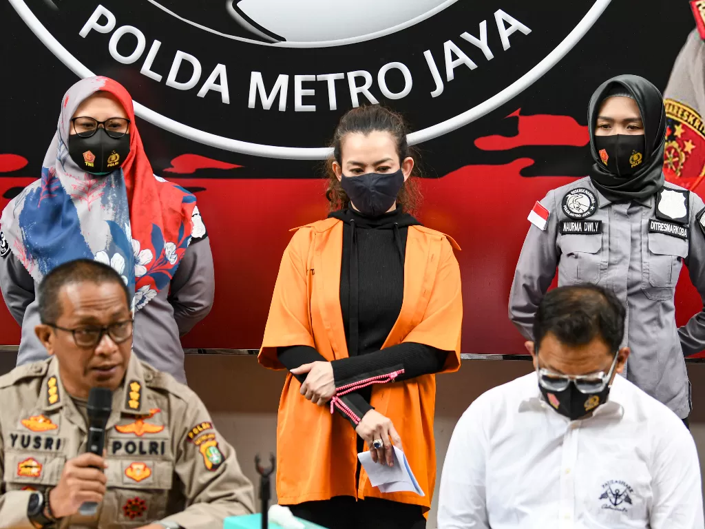 Kabid Humas Polda Metro Jaya Kombes Pol Yusri Yunus (kiri duduk) menunjukkan penyanyi Reza Artamevia (tengah) saat rilis kasus pengungkapan tindak pidana narkotika di Polda Metro Jaya, Jakarta, Minggu (6/9/2020). (ANTARA FOTO/M Risyal Hidayat)