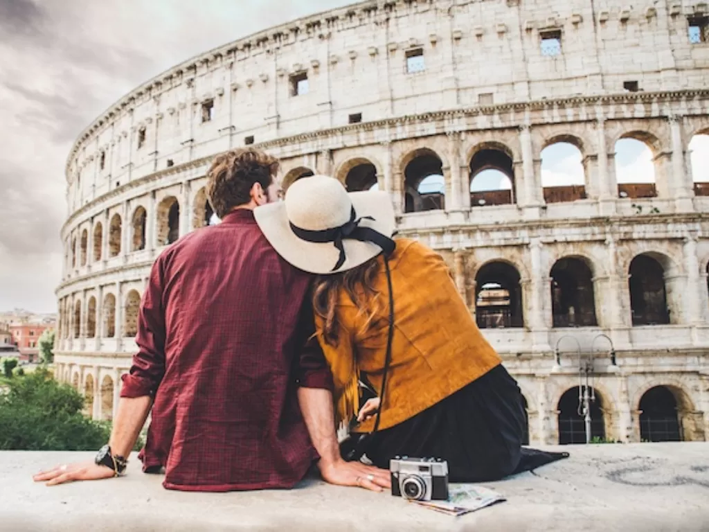 Ilustrasi pasangan sedang travelling di Roma. (quickenloans.com)