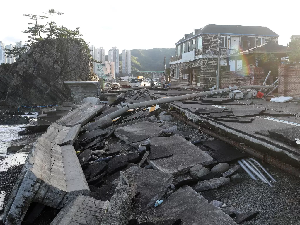 Sebuah jalan rusak akibat topan Haishen digambarkan di Ulsan, Korea Selatan (REUTERS/YONHAP NEWS AGENCY)