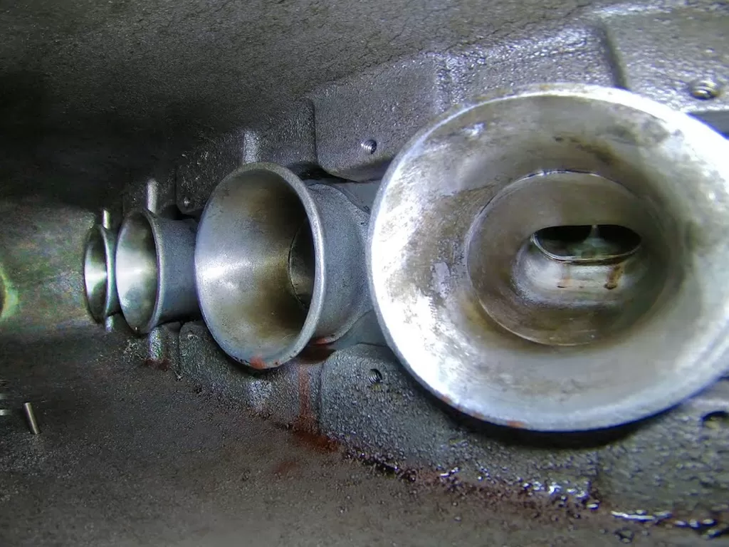 Bagian dalam dari mesin mobil Toyota Supra (photo/YouTube/Warped Perception)