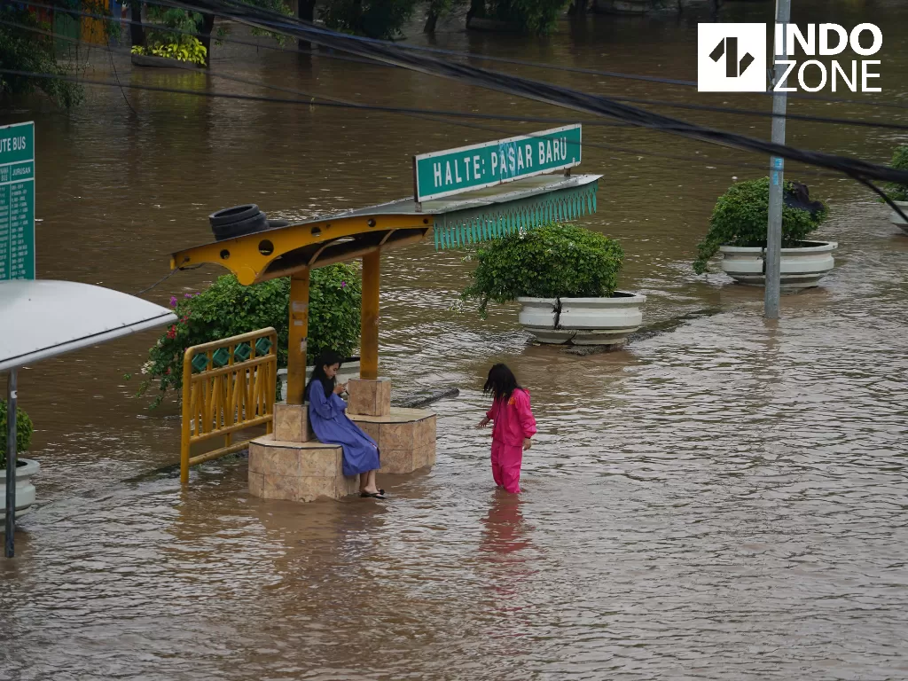  Suasana banjir yang menggenangi Jalan Dr Sutomo, Jakarta Pusat, Selasa (25/2/2020). (INDOZONE/Arya Manggala) 