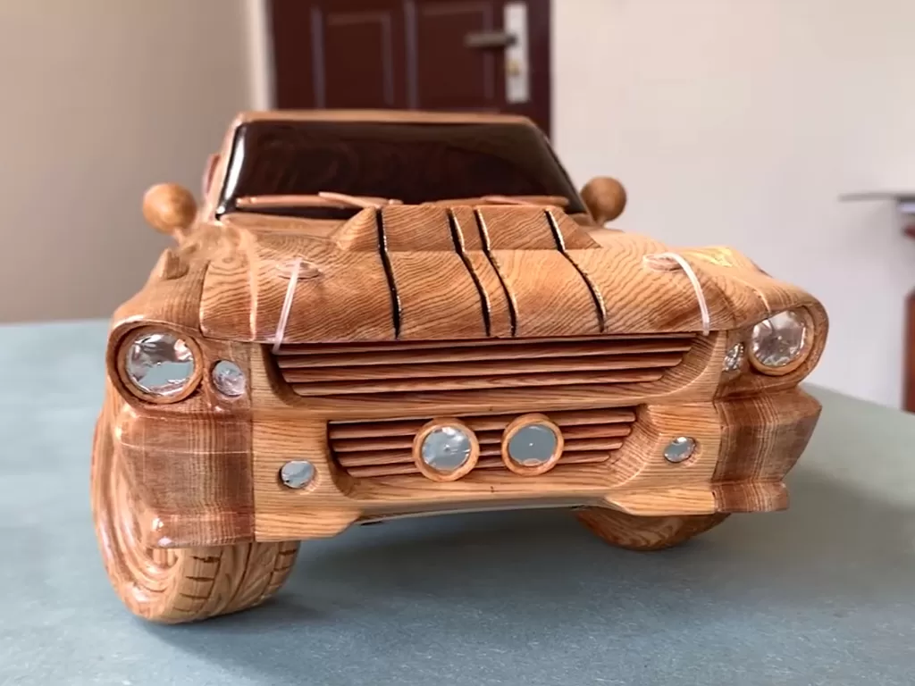 Miniatur mobil Ford Mustang Shelby GT500 1967 berbahan kayu (photo/YouTube/Woodworking Art)