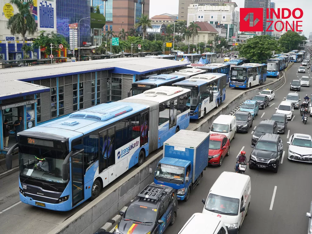 Sejumlah bus transjakarta berhenti di Halte Harmoni, Jakarta, Rabu (5/2/2020). (INDOZONE/Arya Manggala)