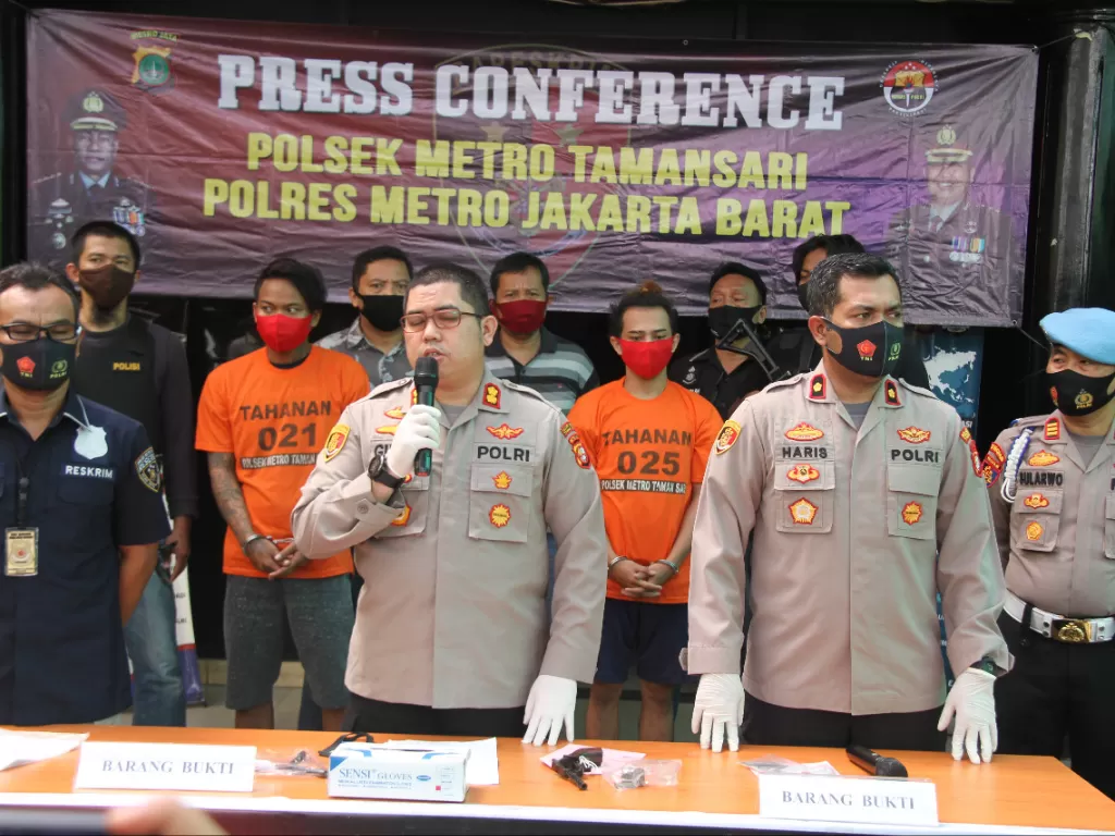 Konferensi pers penangkapan curanmor bersenjata api di Polsek Tamansari Jakarta Barat, Selasa (8/9/2020). (Polres Metro Jakarta Barat)