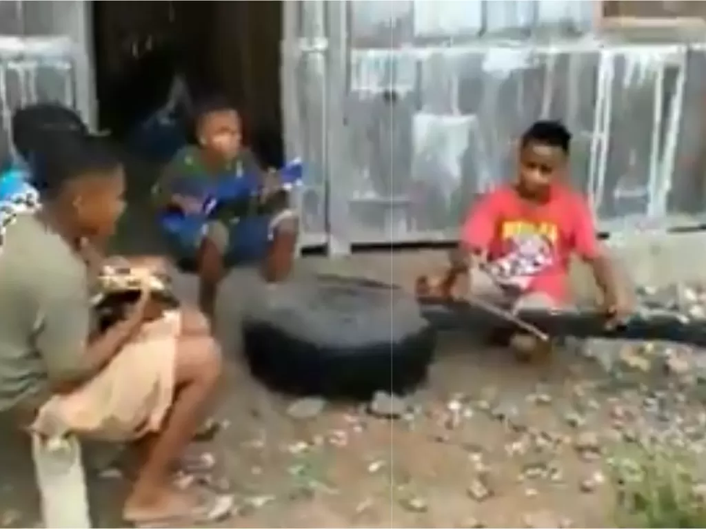 Bocah Flores memainkan musik dengan alat sederhana (Istimewa)