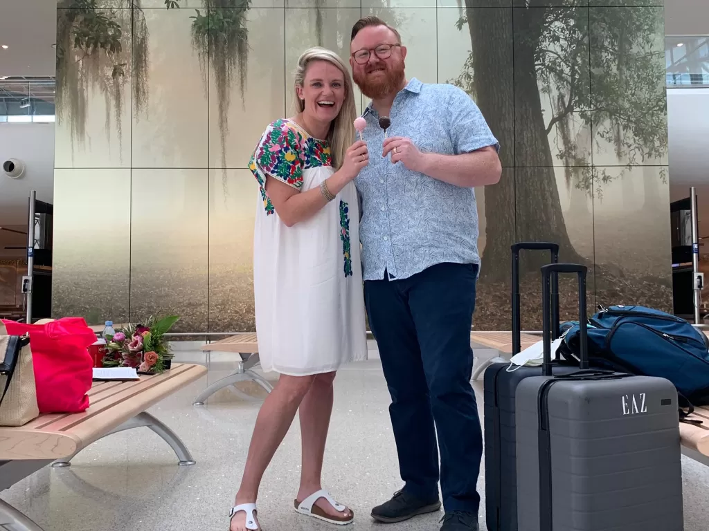 Pasangan di AS menikah di bandara. (photo/Twitter/flyneworleans)