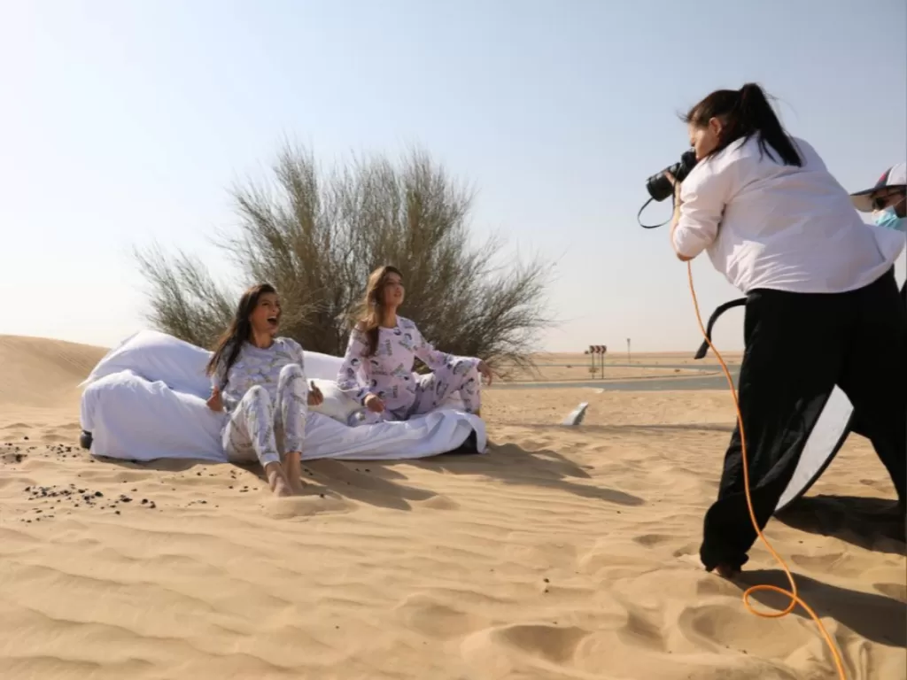 Pemotretan brand piyama asal Israel di Dubai. (REUTERS/Christoper Pike)