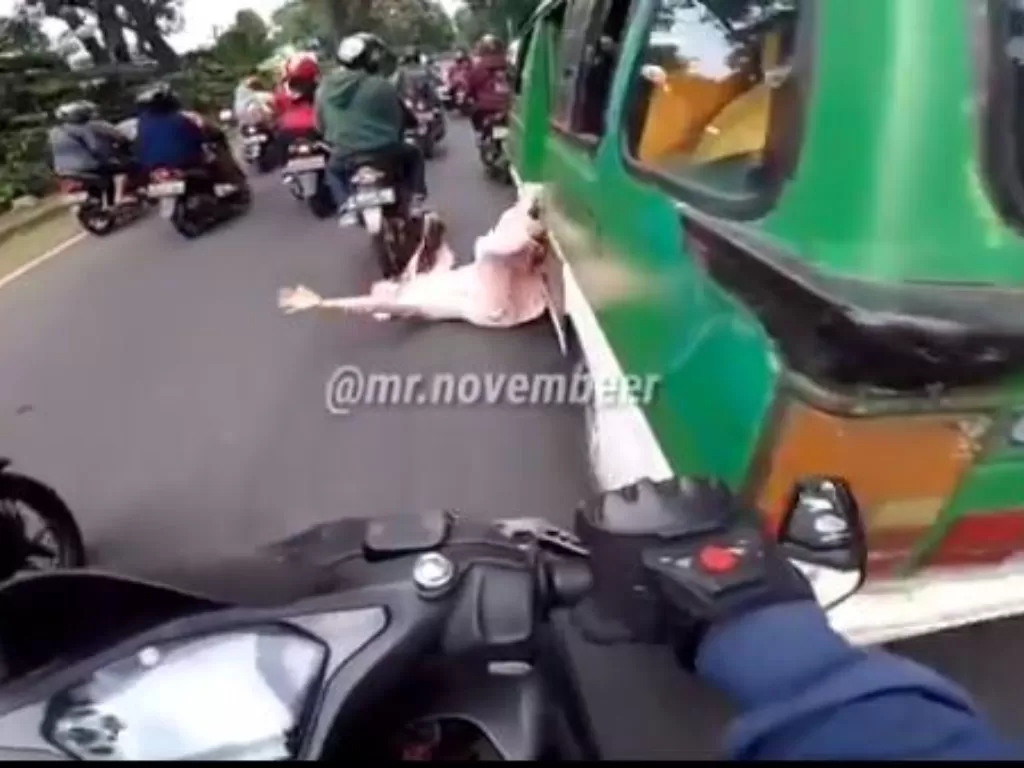 Seorang ibu terjungkal keluar angkot yang sedang berjalan dan nyaris ditabrak motor. (Instagram/@mr.novembeer)