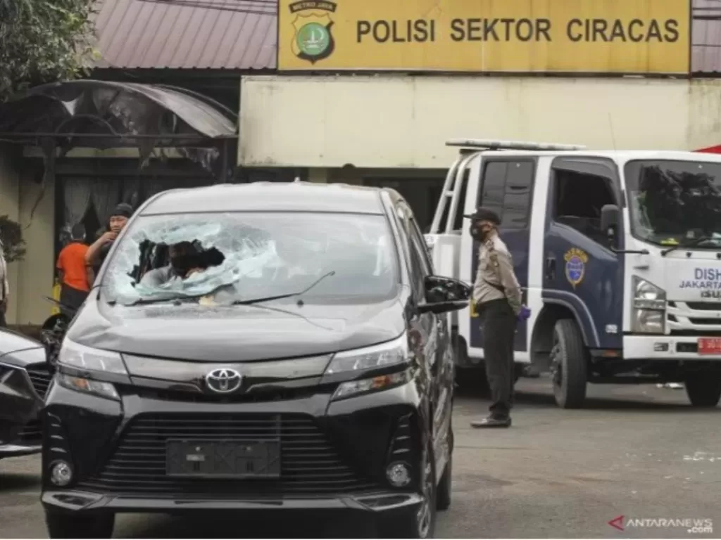 Suasana pasca penyerangan di Polsek Ciracas, Jakarta, Sabtu, (29/8/2020). Polsek Ciracas dikabarkan diserang oleh sejumlah orang tak dikenal pada Sabtu (29/8/2020) dini hari. (ANTARA FOTO/Asprilla Dwi Adha/hp)