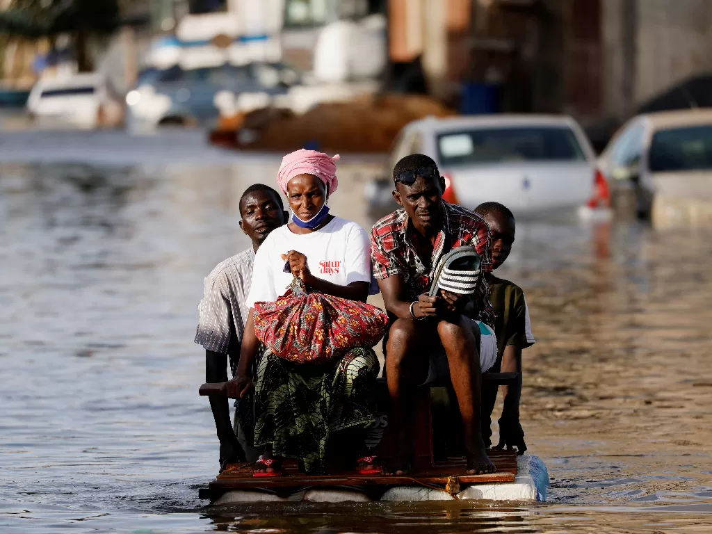 Warga melewati jalan yang banjir setelah hujan lebat pekan lalu di Keur Massar, Senegal (REUTERS/Zohra Bensemra)