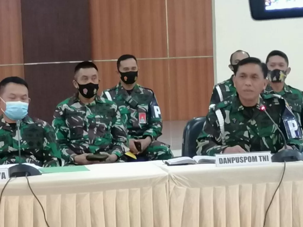 Danpuspom TNI Mayjen Eddy Rate Muis (kanan) saat member keterangan pers terkait kasus perusakan Mapolsek Ciracas. (ANTARA/Saiful Hakim)