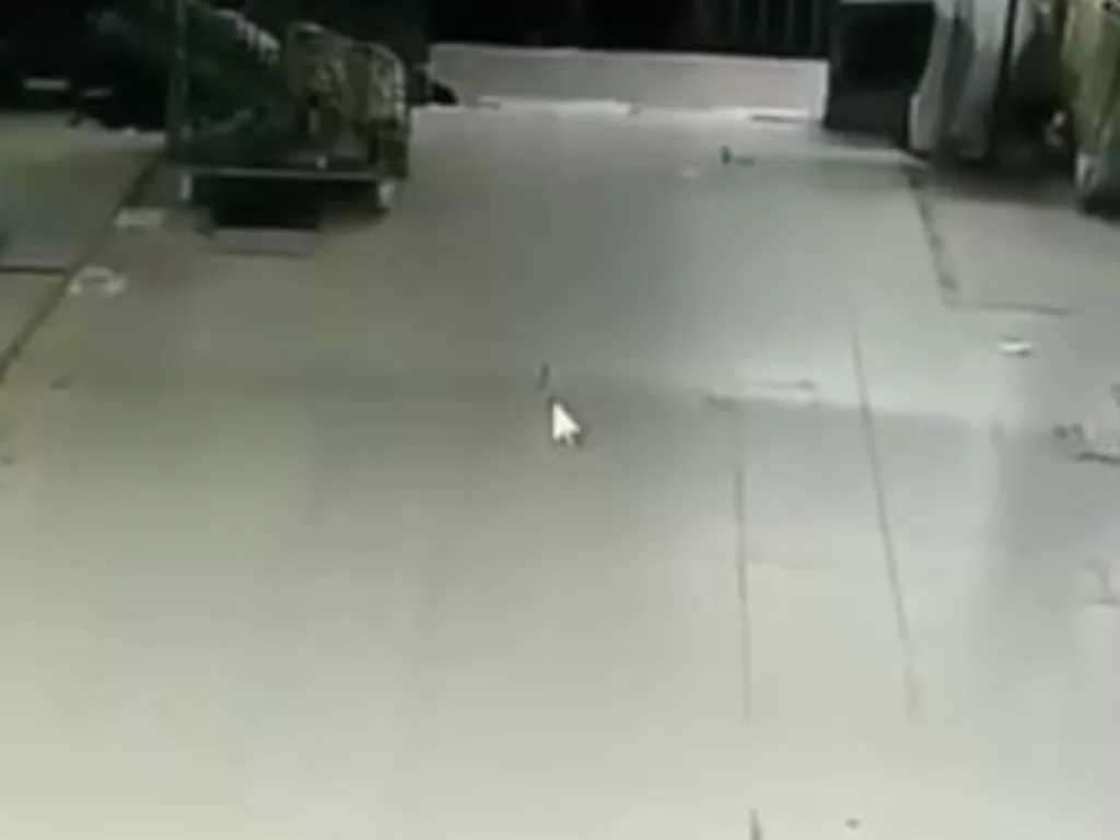 Rekaman CCTV memperlihatkan sosok diduga tuyul. (Instagram/@media.virals)