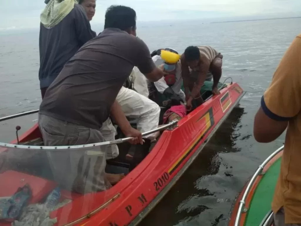 Tim SAR Pontianak menemukan kedua korban ayah dan anak korban di kapal cepat rute Sepok Laut-Sungai Kakap di Kabupaten Kubu Raya, Selasa (8/9). (Ist)