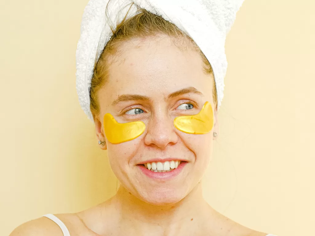 Pakai masker mata untuk mengatasi mata lelah (Pexels/Anna Shvets)