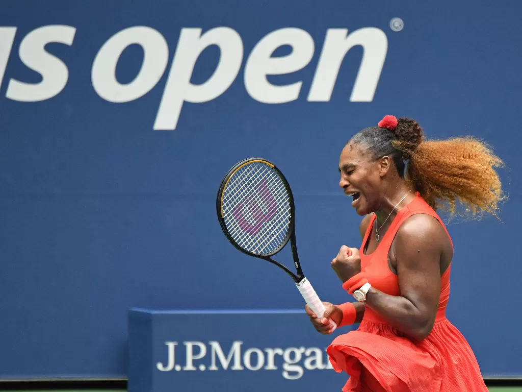Serena Williams dari Amerika Serikat bereaksi setelah meraih satu poin melawan Tsvetana Pironkova dari Bulgaria (REUTERS/Danielle Parhizkaran)