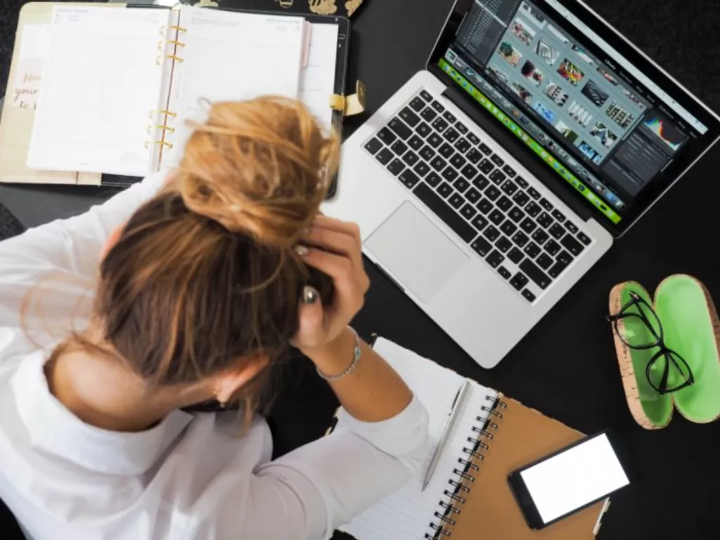 Ilustrasi stres saat bekerja. (Pexels/Energepic.com)