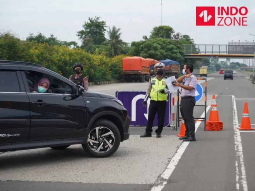 Petugas memeriksa dokumen saat penyekatan arus balik yang akan masuk ke Jakarta di Gerbang Tol Cikupa di Gerbang Tol Cikupa, Tangerang, Banten. (INDOZONE/Arya Manggala)