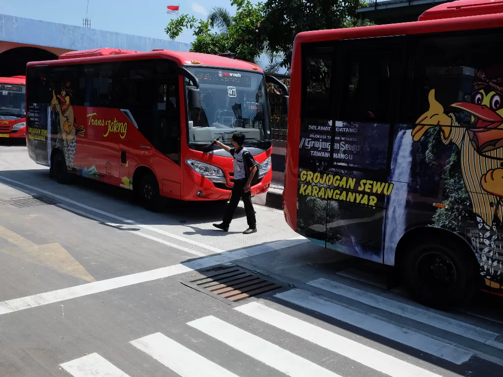 Petugas mengecek angkutan aglomerasi Bus Trans Jateng koridor Solo-Sangiran. (ANTARA/Maulana Surya)