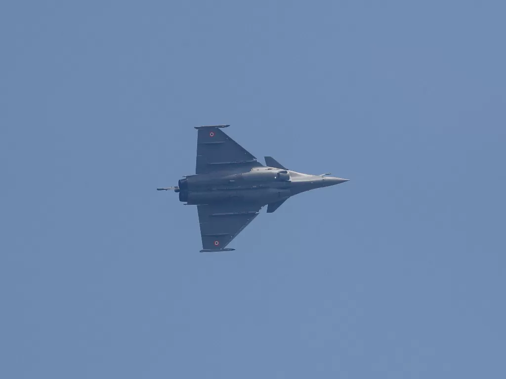 Sebuah jet tempur Rafale terbang selama upacara pelantikannya di sebuah stasiun angkatan udara di Ambala, India (REUTERS/Adnan Abidi)