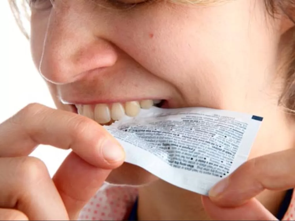 Ilustrasi kebiasaan buruk merusak kesehatan gigi (Ilustrasi membuka bungkusan dengan gigi (webmd.com))