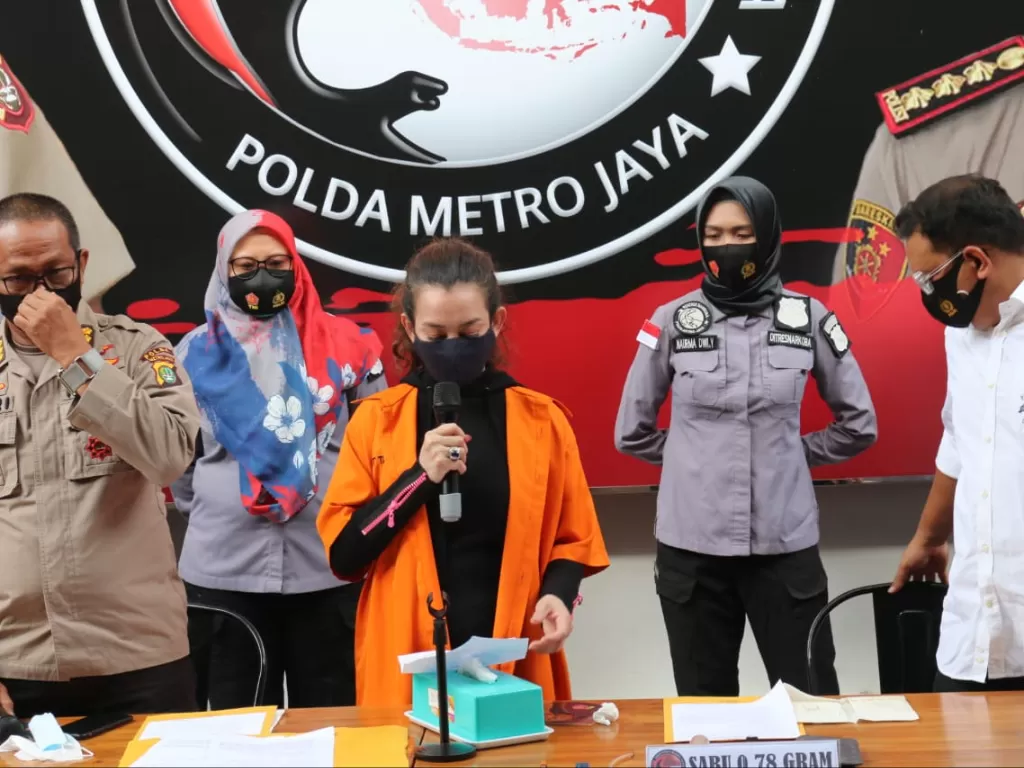 Konferensi pers penangkapan artis Reza Artamevia terkait narkotika di Polda Metro Jaya, Minggu (6/9/2020). (Humas Polda Metro Jaya)