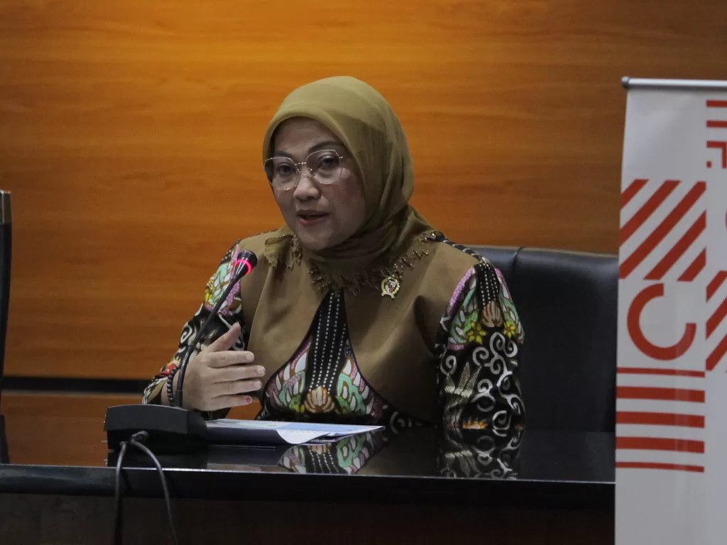 Menteri Ketenagakerjaan Ida Fauziah (kanan) memberikan keterangan pers. (ANTARA)