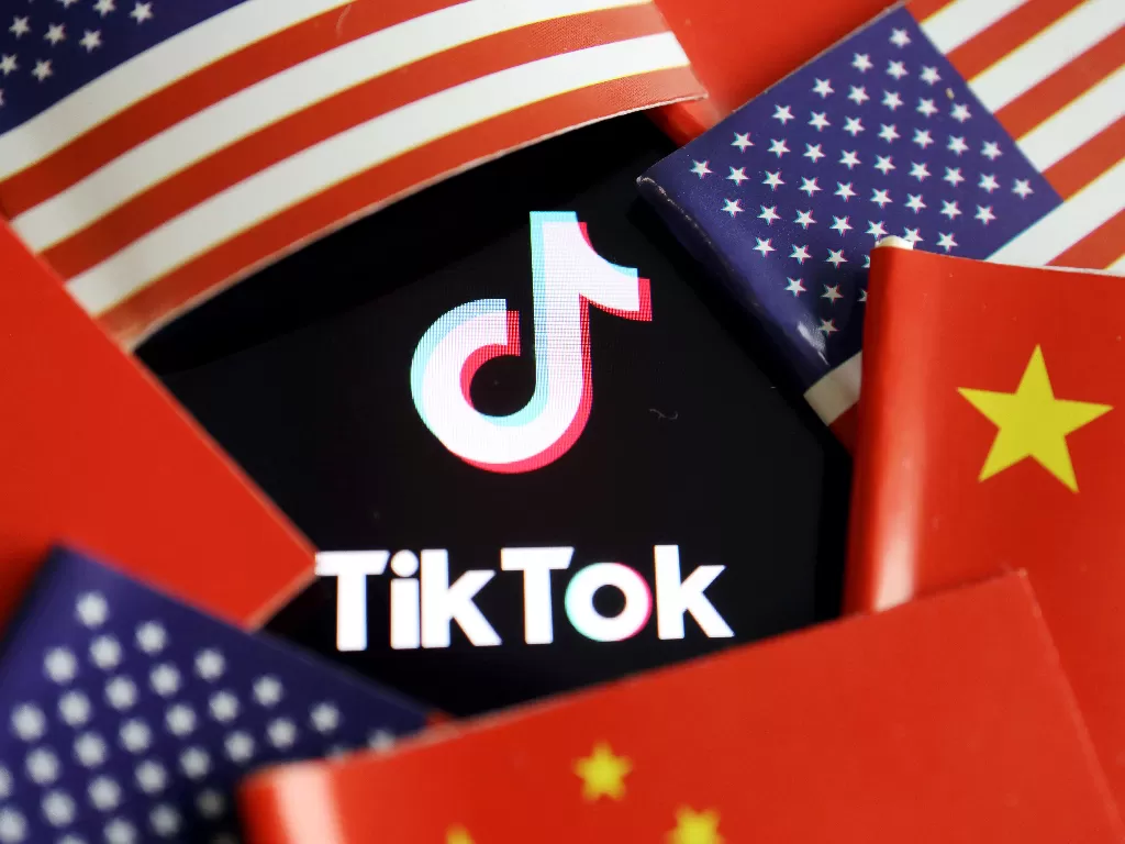 Ilustrasi logo TikTok dengan bendera Amerika Serikat dan Tiongkok (photo/REUTERS/Florence Lo)
