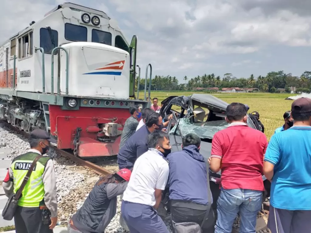 Evakuasi korban kecelakaan antara KA Penataran dan mobil di Malang, Jawa Timur, Kamis (10-9-2020). (Dok.Humas Polres Malang)